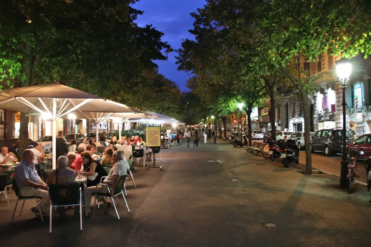 Eixample bölgesinde Rambla de Catalunya yaya aksı ve özel tur planı